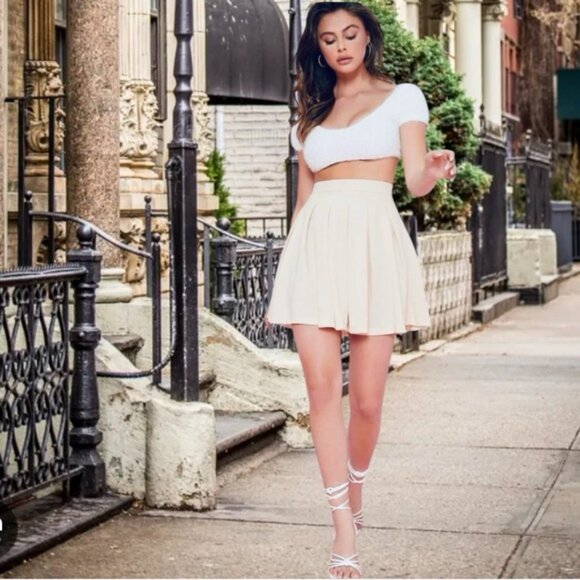 Highwaisted Pleated Skirt - Picture 13 of 14